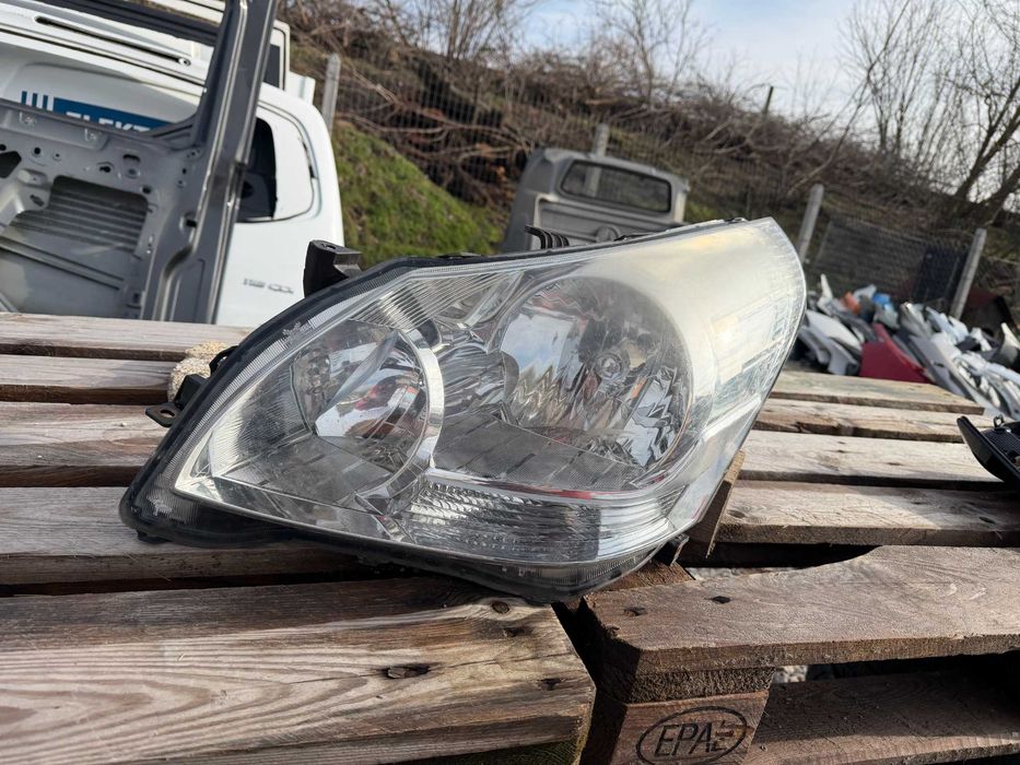 Фар Toyota Verso