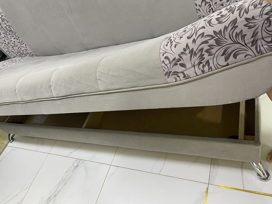 Диван с креслом и пкфиком