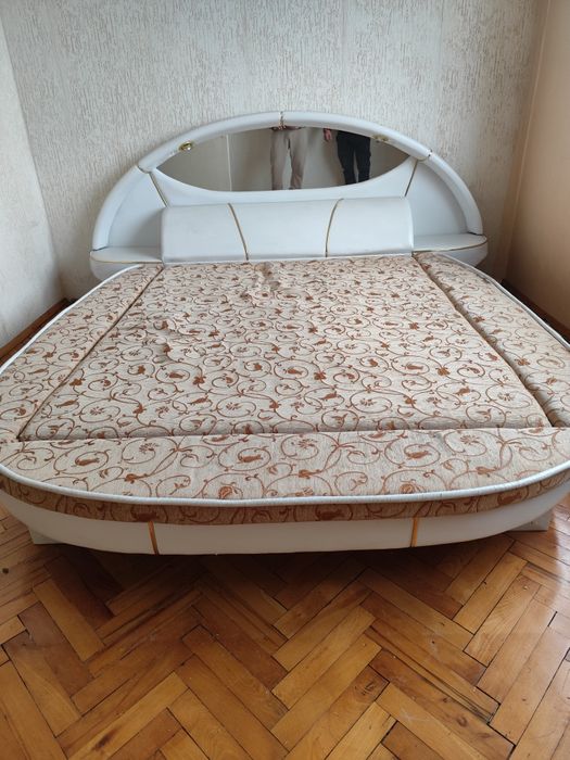 Кожена спалня с огледало