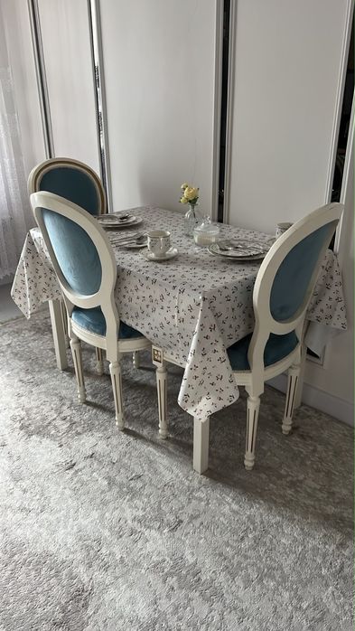 Стол и стулья.