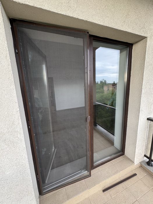 Set termopane Rehau apartament maro inchis cu plase de tantari.