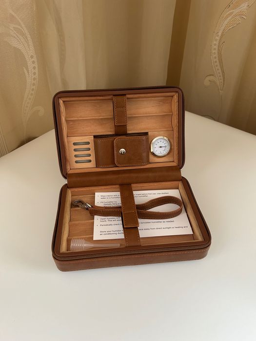 Преносим хумидор за 6 пури – естествена кожа, кедър, хигрометър