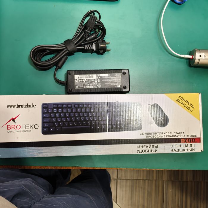 Продам сенсорный моноблок HP.