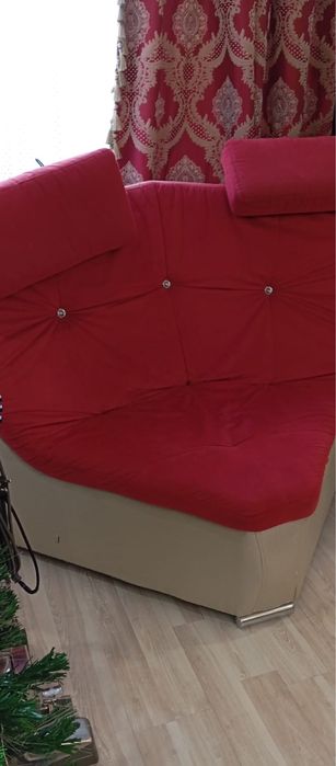 продам диван в комплекте красный