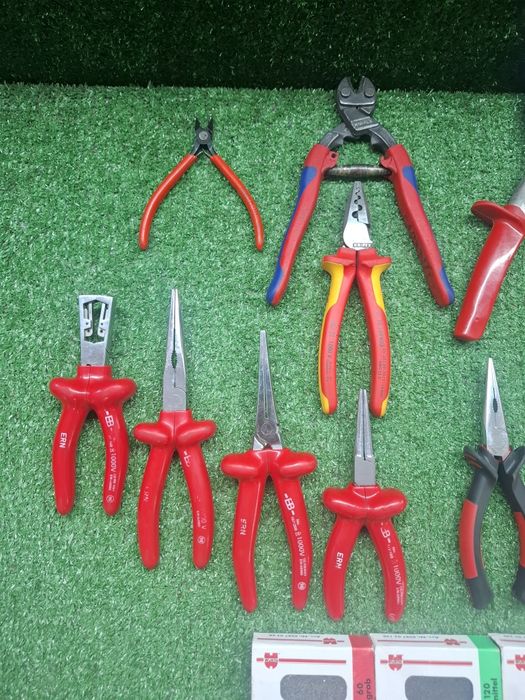 Професионални ръчни инструменти Малки резачи Knipex 75-125 - 30€
Клещи тип болторез 71 32 200 - 35€
Клещи за кримпване Knipex 97 78 180 - 20€
Нощица з