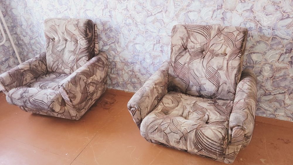 Отдам даром 2 кресла и трильяж.Самовывоз.