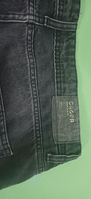 Vand blugi barbat baggy/cropp marimea 32 stare foarte buna,culoare negru