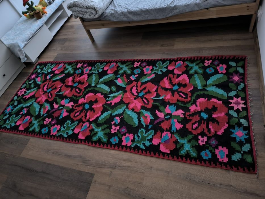 Covor tradițional românesc țesut manual model floral cu trandafiri.