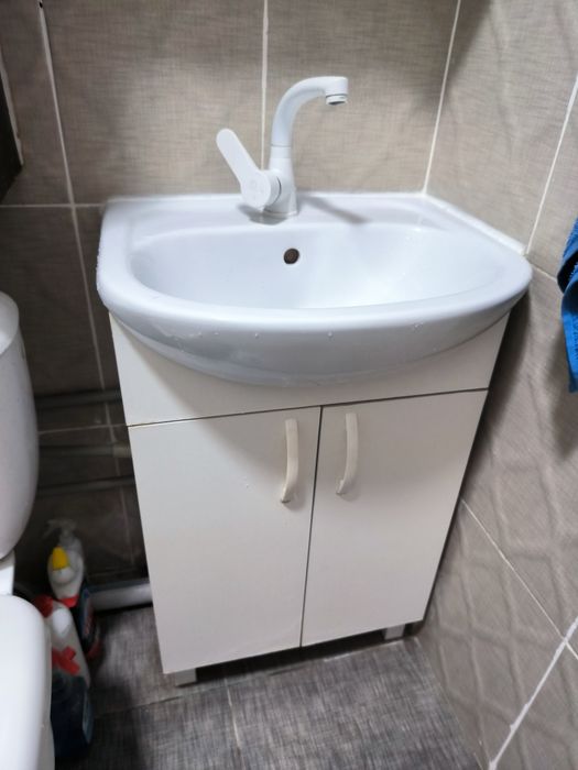 Белая раковина с тумбой