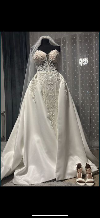 Vand rochie de mireasa cu trena detasabila