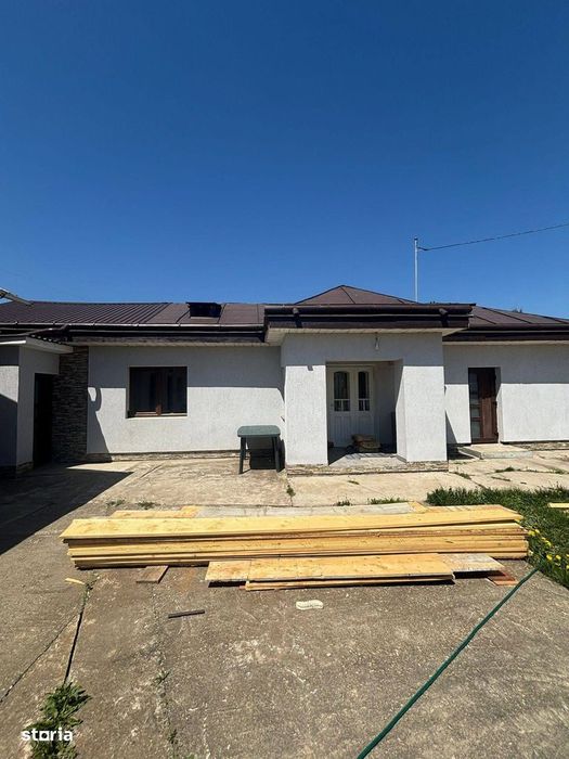 De vanzare casa situata la 5 minute de Roman, teren de 1.070mp 82.000e