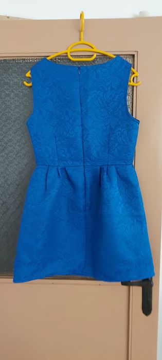 Къса синя рокля разкроена