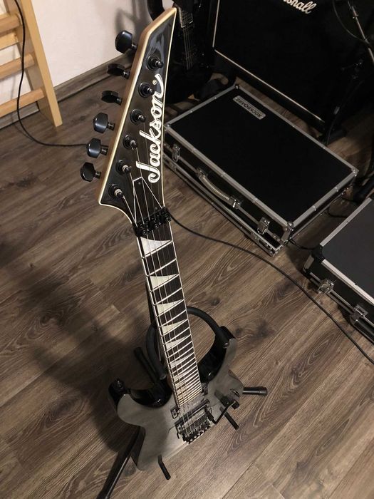 Jackson JS32Q DKA Transparent Black + case spuma (optional)