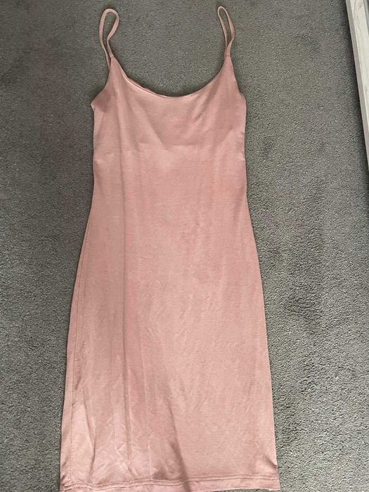 Ежедневна рокля с цепка острани