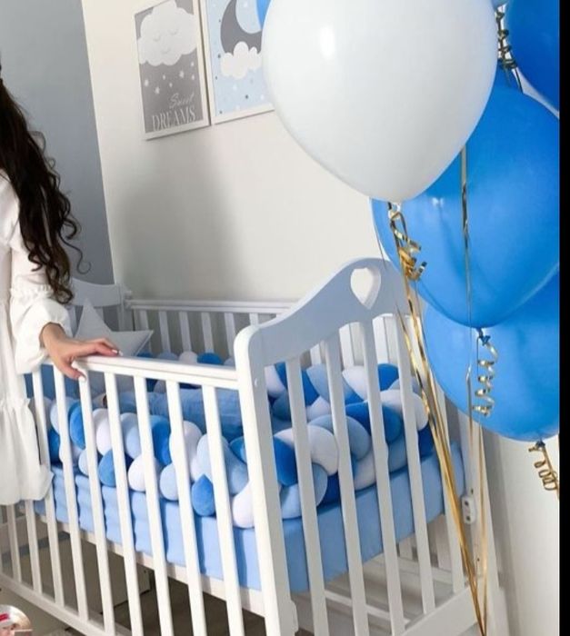 Продам детскую кроватку 35000.Цвет белая,,прочная дерево.