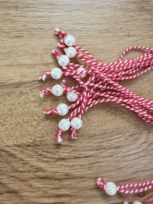 Мартеници в големи количества