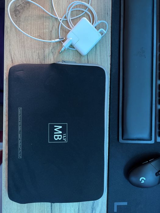 Apple MacBook Air 13” Late 2010 – SSD – Funcțional – Baterie OK + Încărcător