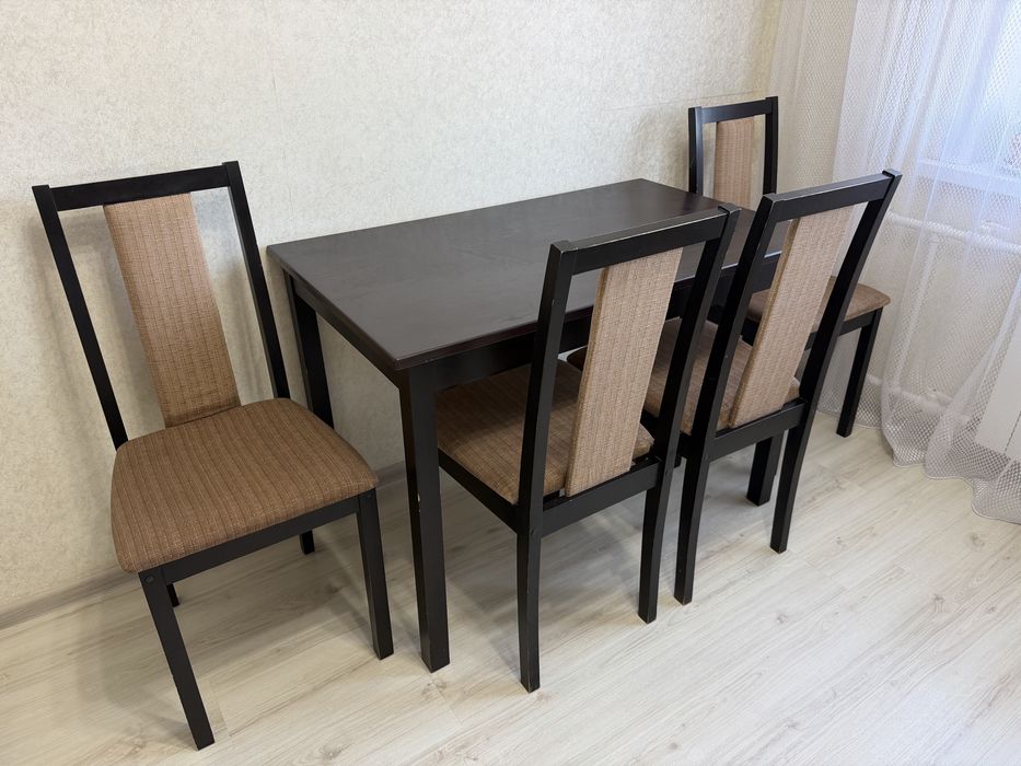 Обеденный стол и 4 стула