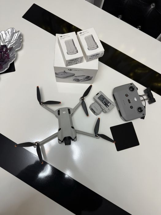 Drona DJI Mini 4 Pro – ca noua, folosita ocazional ( 3 baterii )