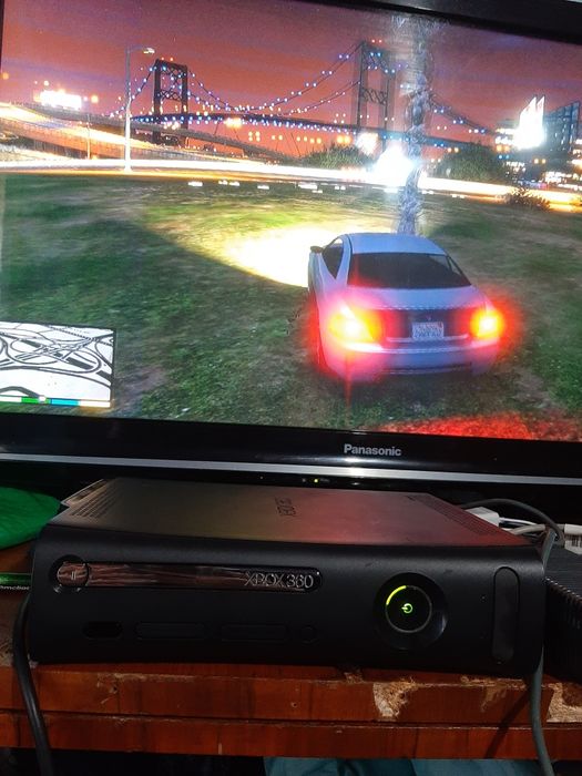 Vând Xbox 360  complet limited Edition  stare bun