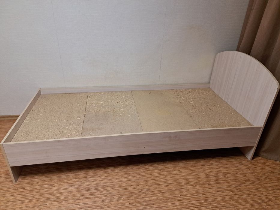 Кровать без матраса