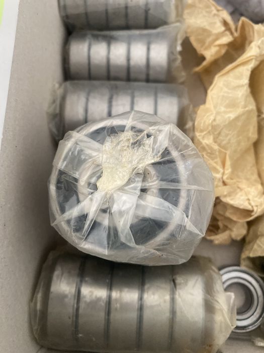 Rulmenti diferite marimi, noi, vechi de 60 ani