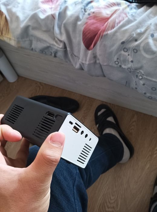 Mini proektor sotiladi kelishamiz