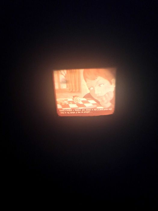 Aparat diafilme vechi. Este impecabil.