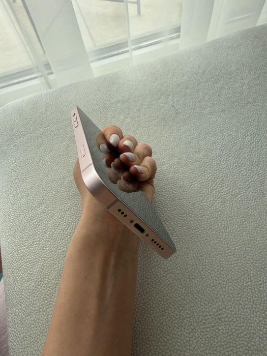 iPhone 13 розов. Изключително запазен.
