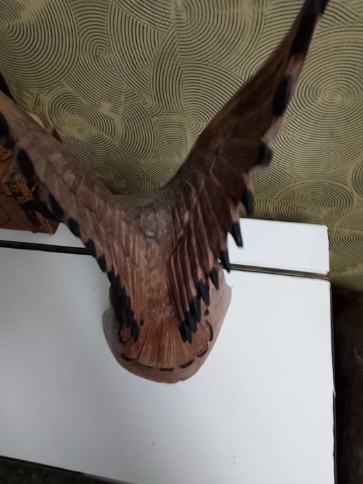 Дърворезбован орел,маса със стойка за списания,стол от ратан ..