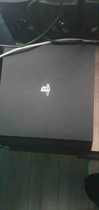 Vând PS 4, impecabil, 1tb+2 console + 4 jocuri + proiector video