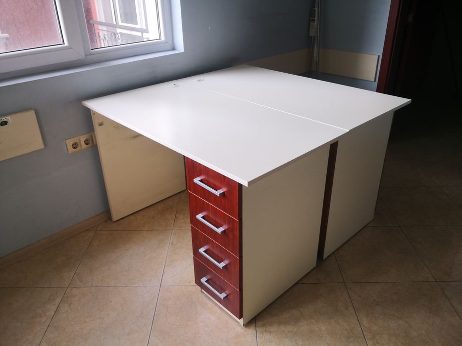 Продавам бюра, офис шкафове и оборудване, запазени .