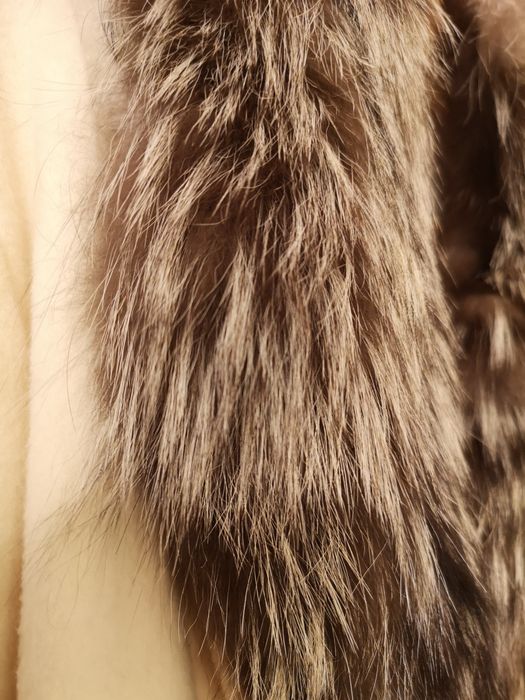 Дамско палто с яка от естествена лисица.