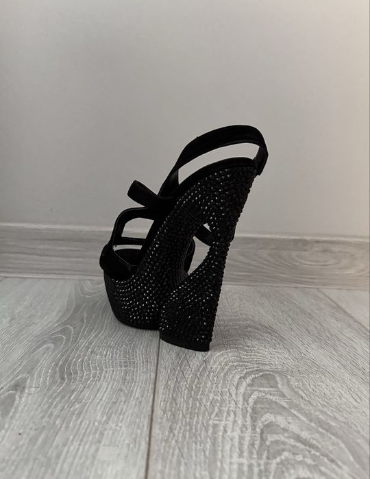 Елегантни високи обувки с камъни