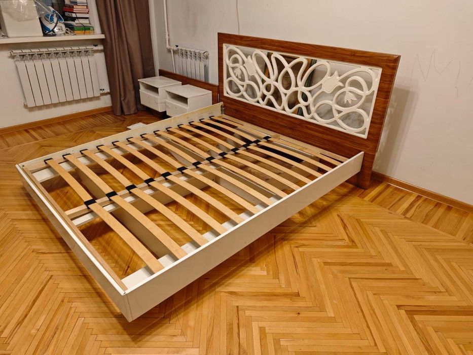 Продается кровать 160 на 200 см без матраса и две тумбочки
