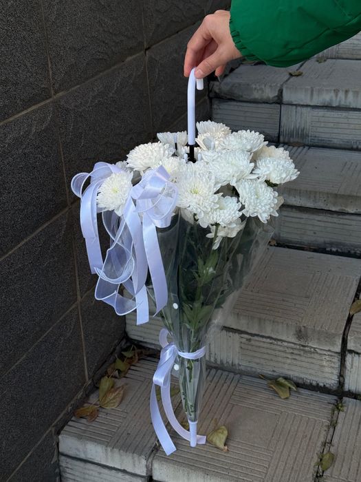 Цветы в зонтике в Павлодаре