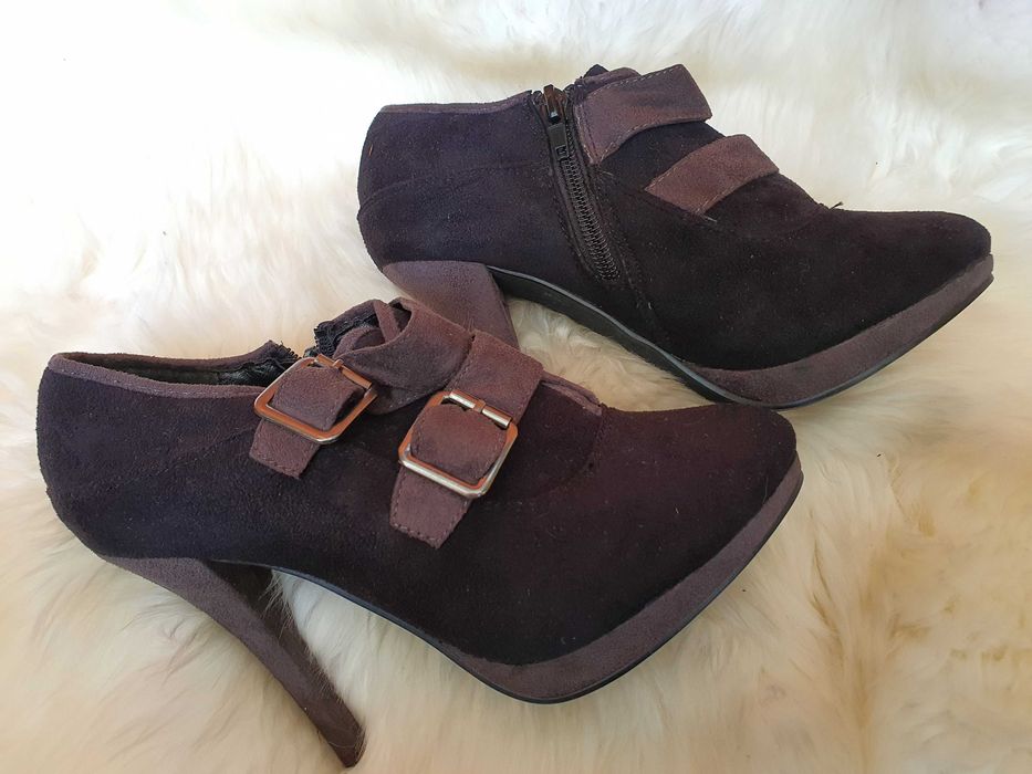 Botine cu toc inalt de culoare negru marimea 36