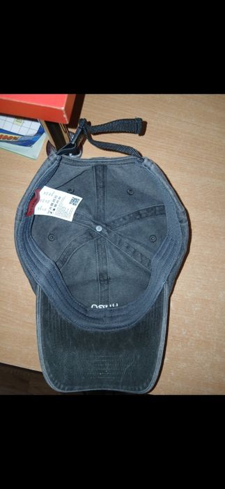 Șapcă Hugo Boss,unisex,reglabilă la mărime,am lăsta nr de telefon m ai jos dar apliactia îl blurează,accept mesaj