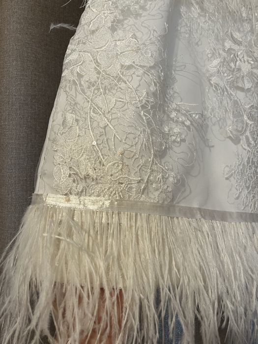 Rochie alba eleganta cu pene si dantela