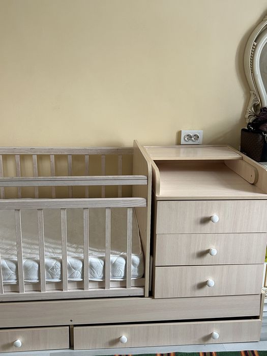 Детская кровать, с комодом