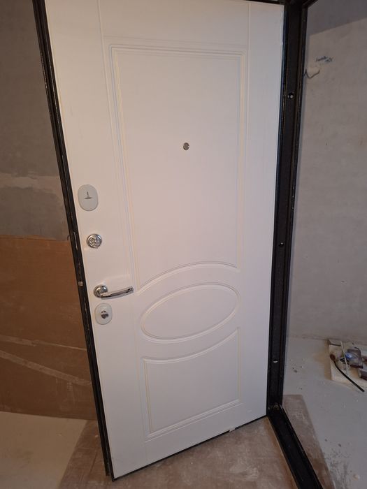 Продам входную дверь