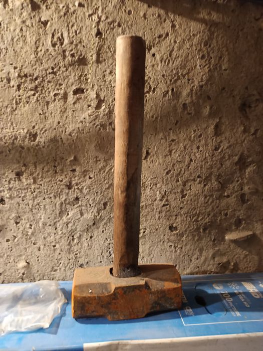 Инструменти използвани,чукове,бензинова лампа нова.