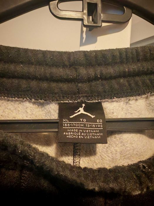 Vând pantaloni Nike Jordan