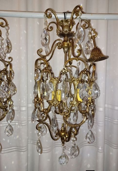 Pereche candelabre identice din bronz masiv cu picaturi din cristal
