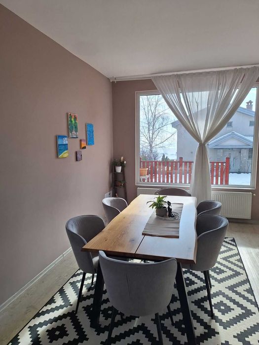 Двуетажна къща с озеленен двор