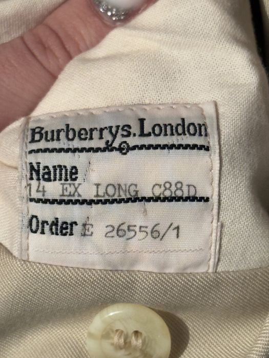 Trench Burberry, în stare foarte buna si este purtat o singura data,.