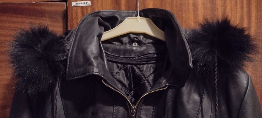 geacă din piele naturala neagra scurta cu gluga pentru dama măr.48-50