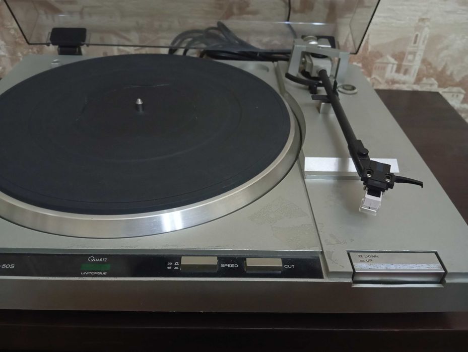 Продам проигрыватель винил дисков HITACHI.