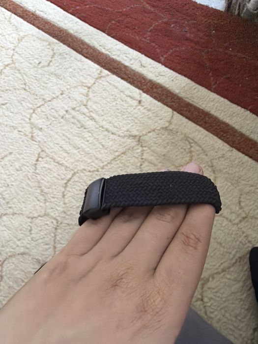 Vând Apple Watch cu câteva mici zgârieturi care se văd în poză în rest este ca nou a fost folosit doar trei luni