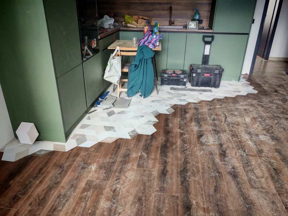 Професионален монтаж на паркет и первази